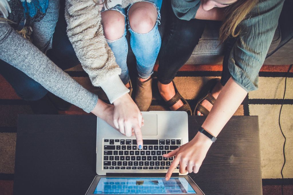 Connect with Place des Annonces to learn how it works