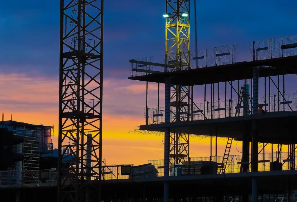 Chantier construction immeuble lever soleil