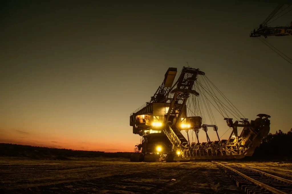 Terrain nu engin chantier lever soleil